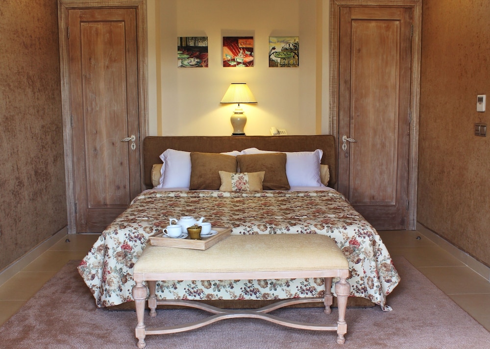 DELUXE, SUITE, QUEEN BED, GARDEN VIEW
