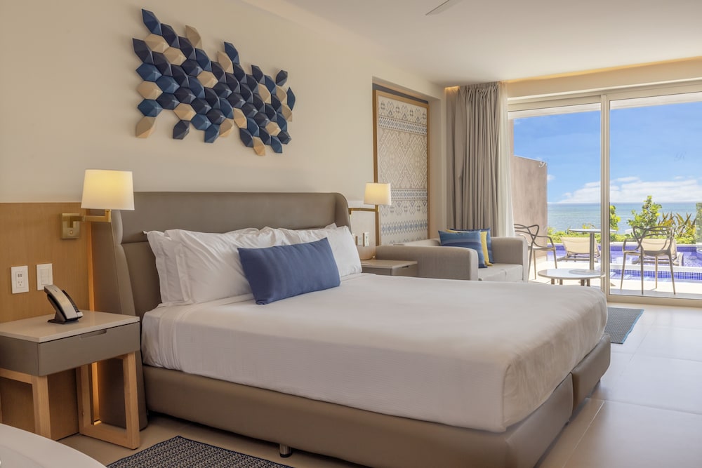 Diamond Club, Swim Out, Junior Suite, Luxury, 2 Queen Beds, Ocean Front, Sofa