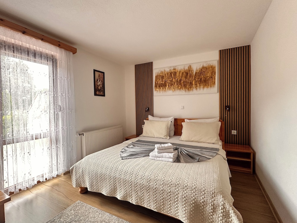 1 BEDROOM, TRADITIONAL, TRIPLE, GARDEN VIEW