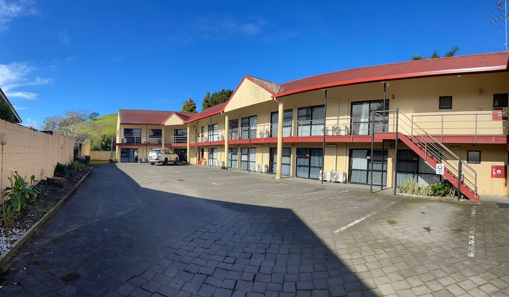 RAYLAND EPSOM MOTEL 30/36