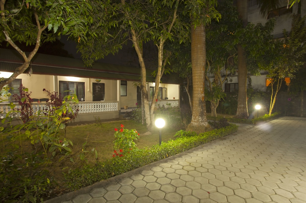 Sauraha Resort 50/50
