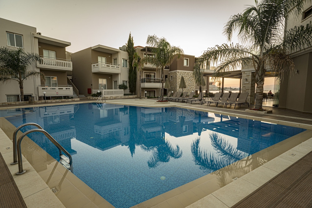 Golden Bay Suites 5/67
