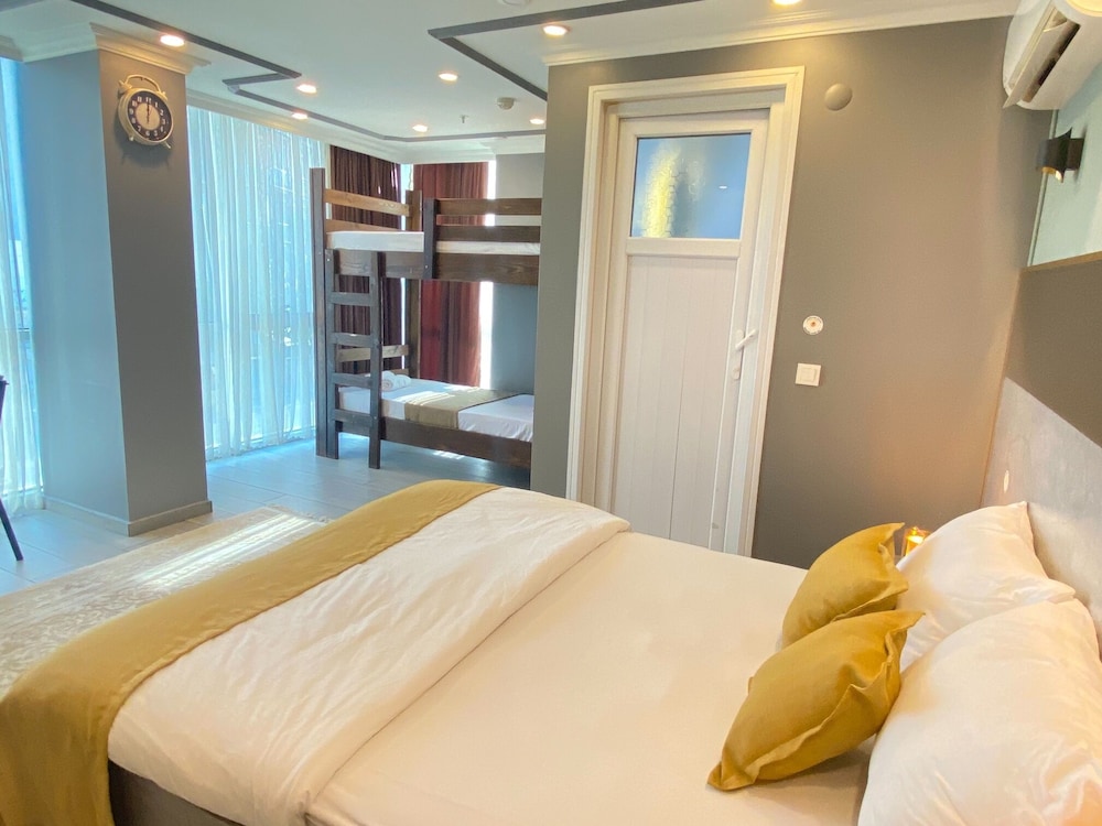 ROOM, TRIPLE