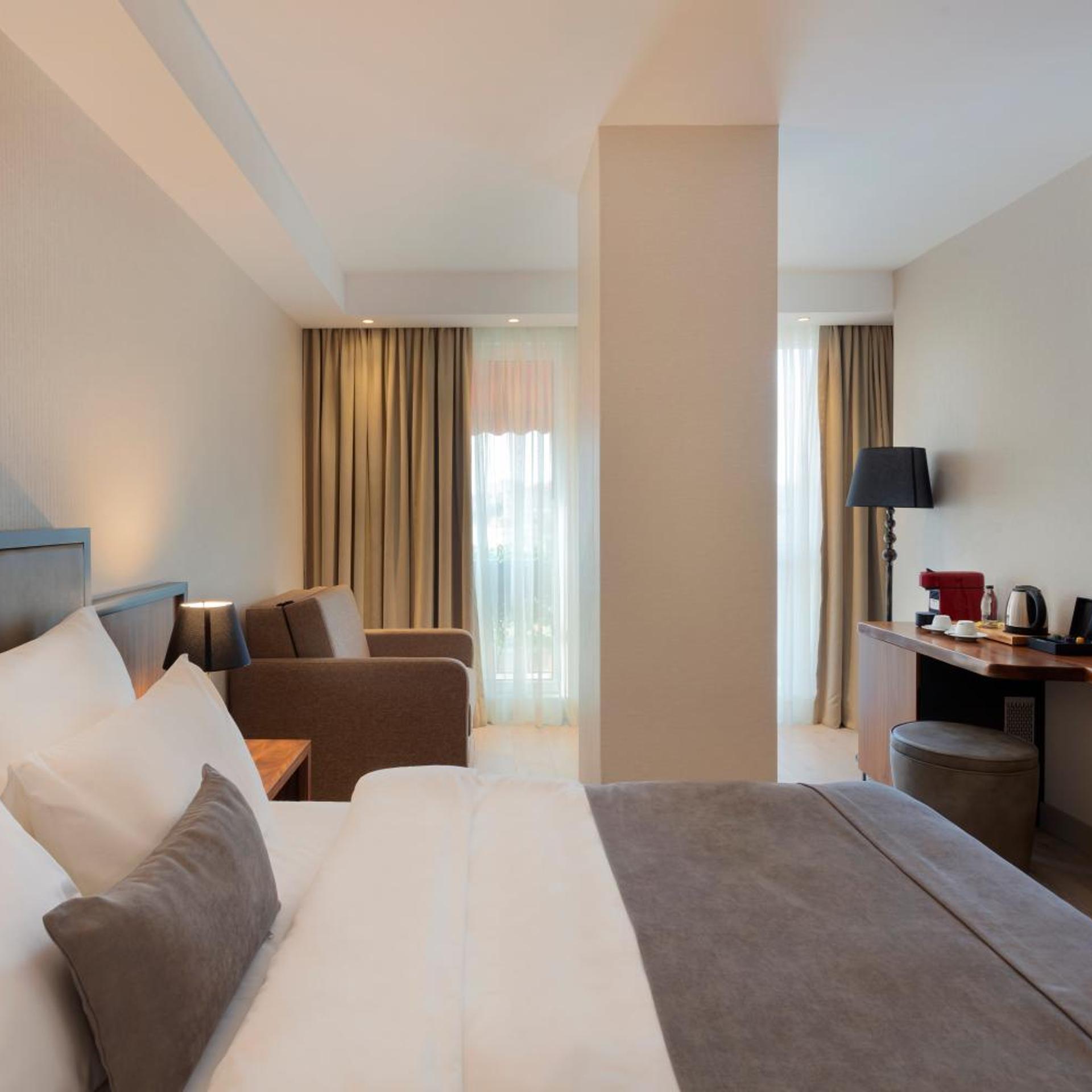Room, King Bed, Garden View