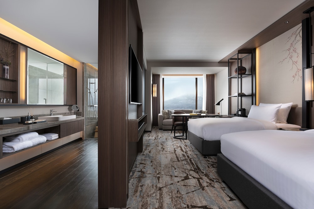 1 Bedroom, Suite, Higashiyama Niseko Village, a Ritz-Carlton Reserve 3/4