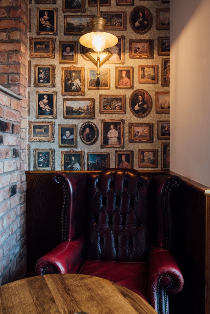 Peaky Blinders Accommodation & Bar 43/50