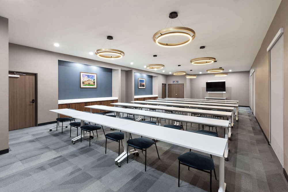La Quinta Inn & Suites by Wyndham San Antonio at the RIM 34/43