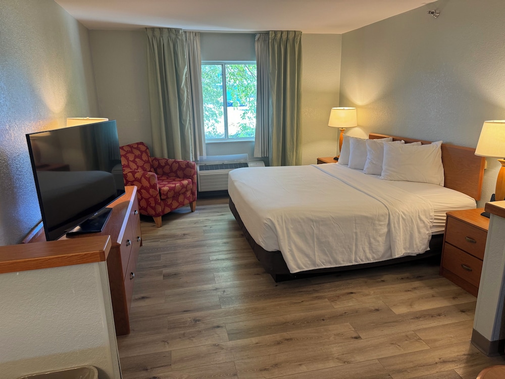 غرفة بزنس بسرير كينج، Wingate By Wyndham Sioux City 2/3