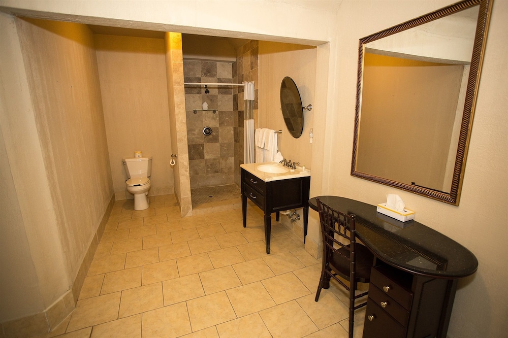 Niagara Crossing Hotel and Spa 36/39
