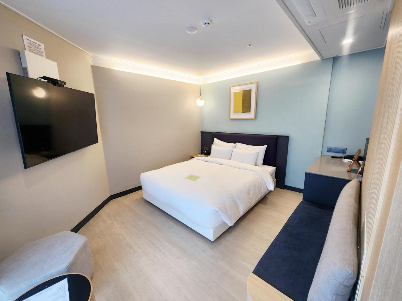 Standard, Double Bed, Pool Access، Hound Hotel Busan Station 5/10
