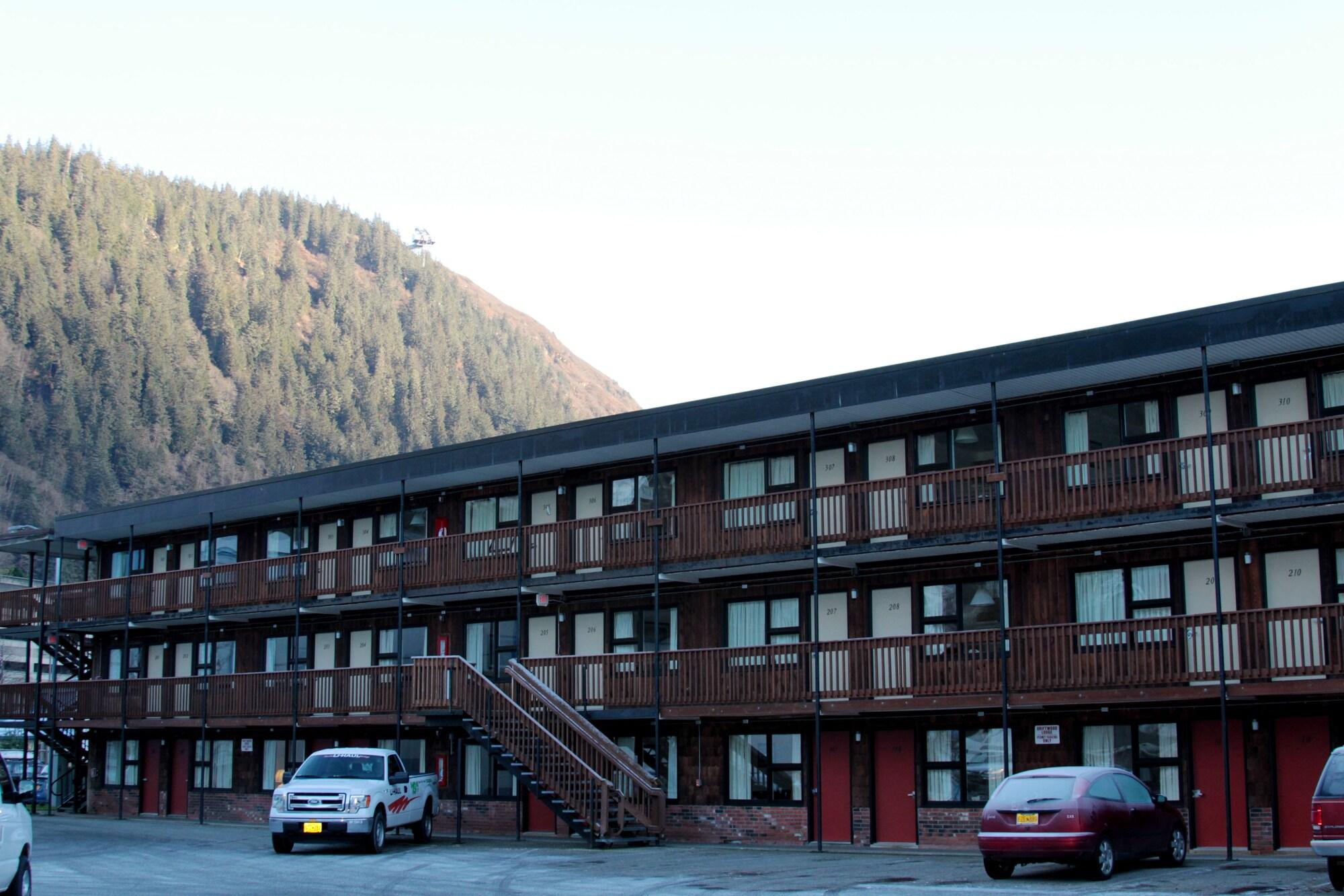 The Driftwood Hotel 25/30