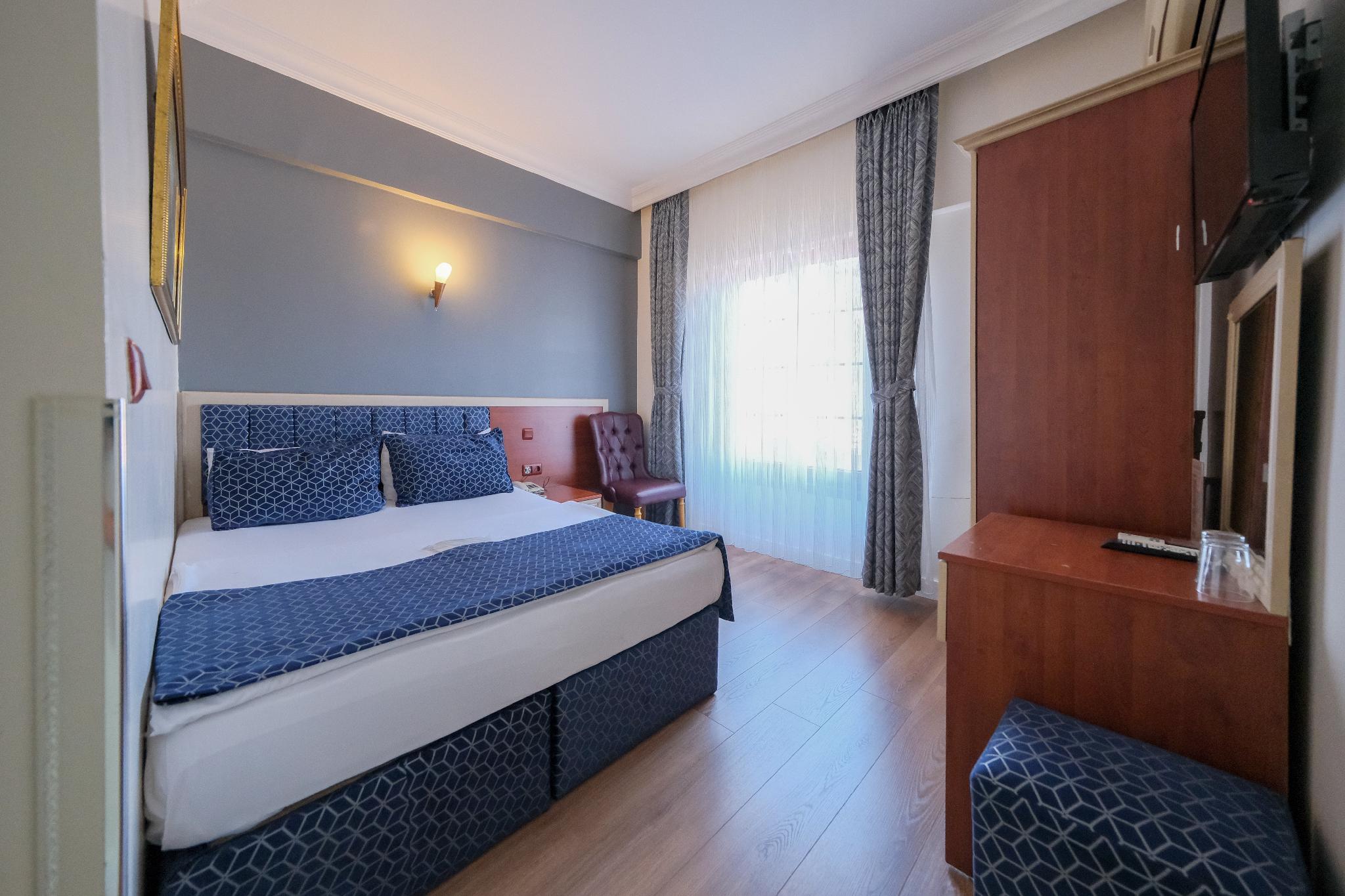 Room, 3 Double Beds, Balcony