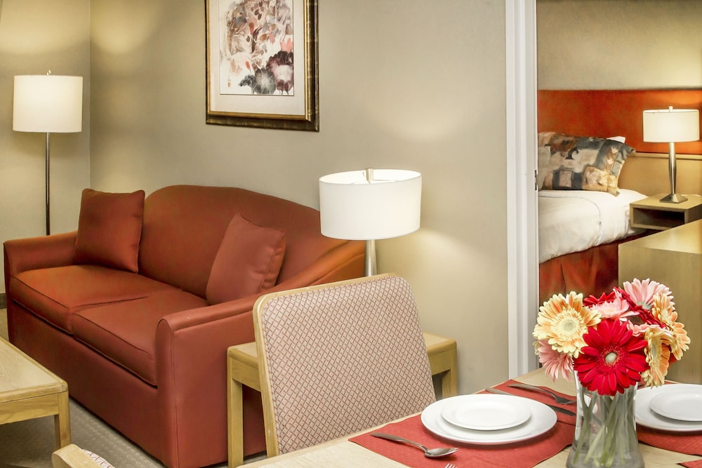 Cartier Place Suite Hotel 34/64