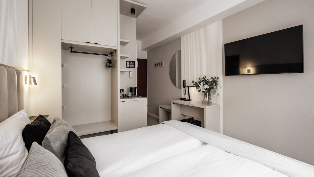 Delta Hotel 2/50