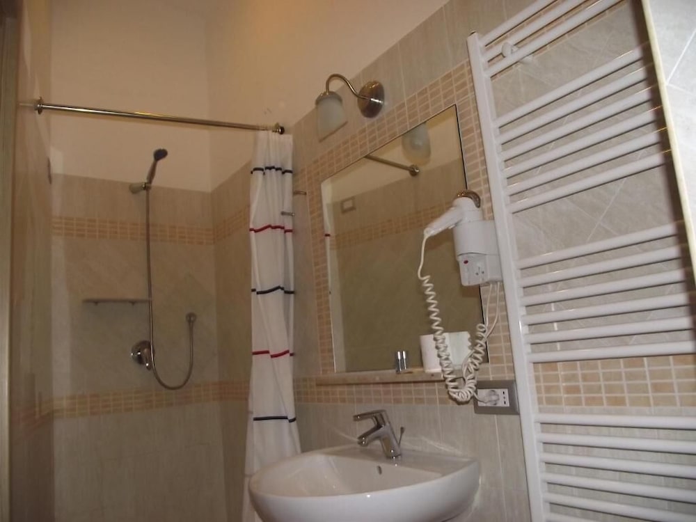 Elide Hotel 44/49