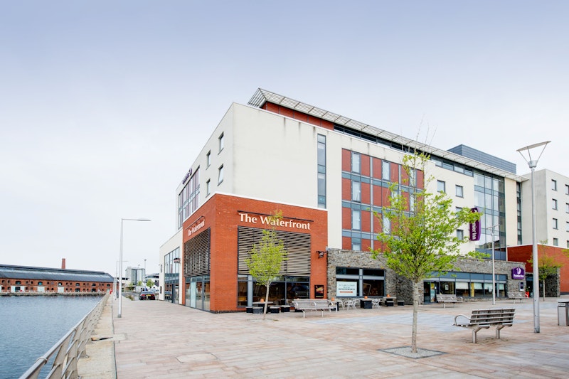 Premier Inn Swansea Waterfront 6/37