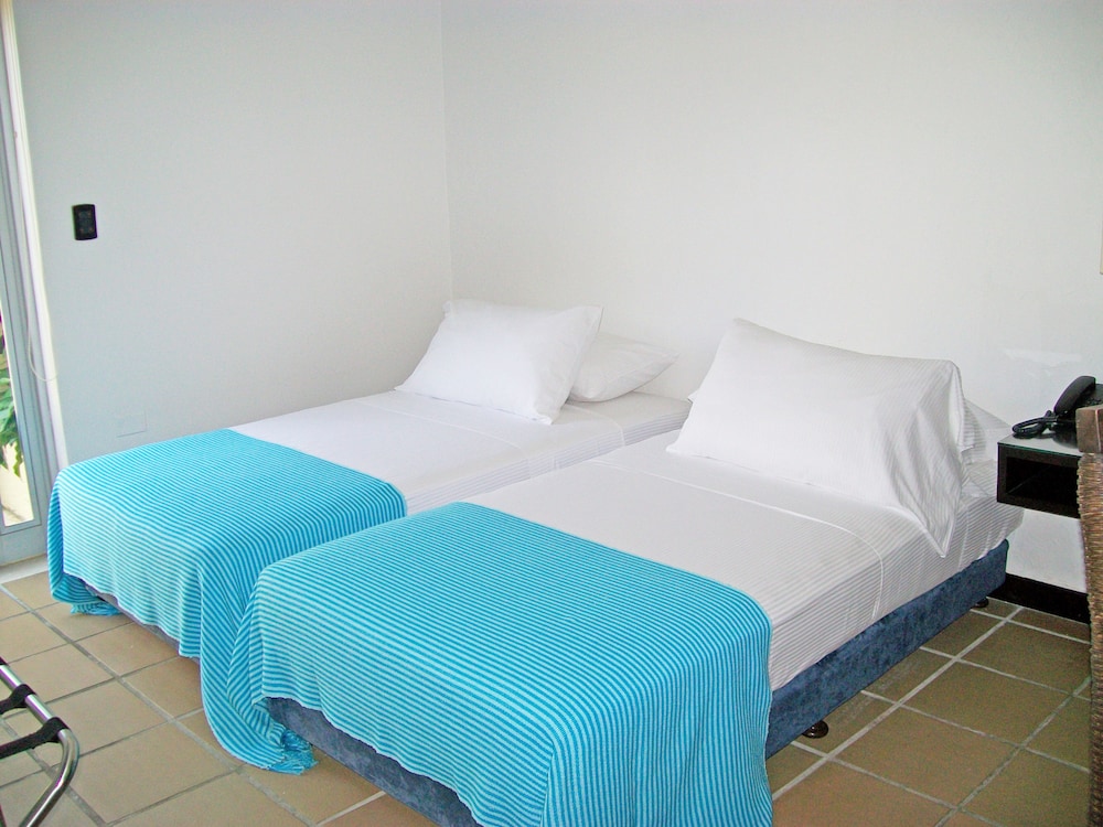 Hotel Santorini Express y Cabanas 41/81
