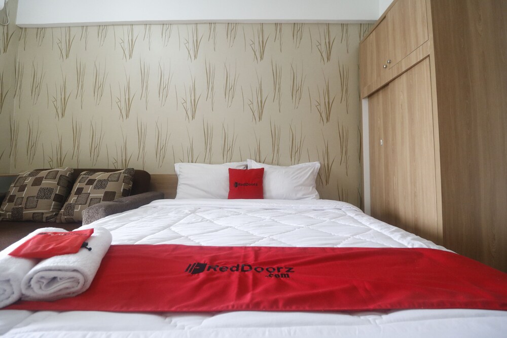 RedDoorz Apartment @ Green Lake View Ciputat 6/18