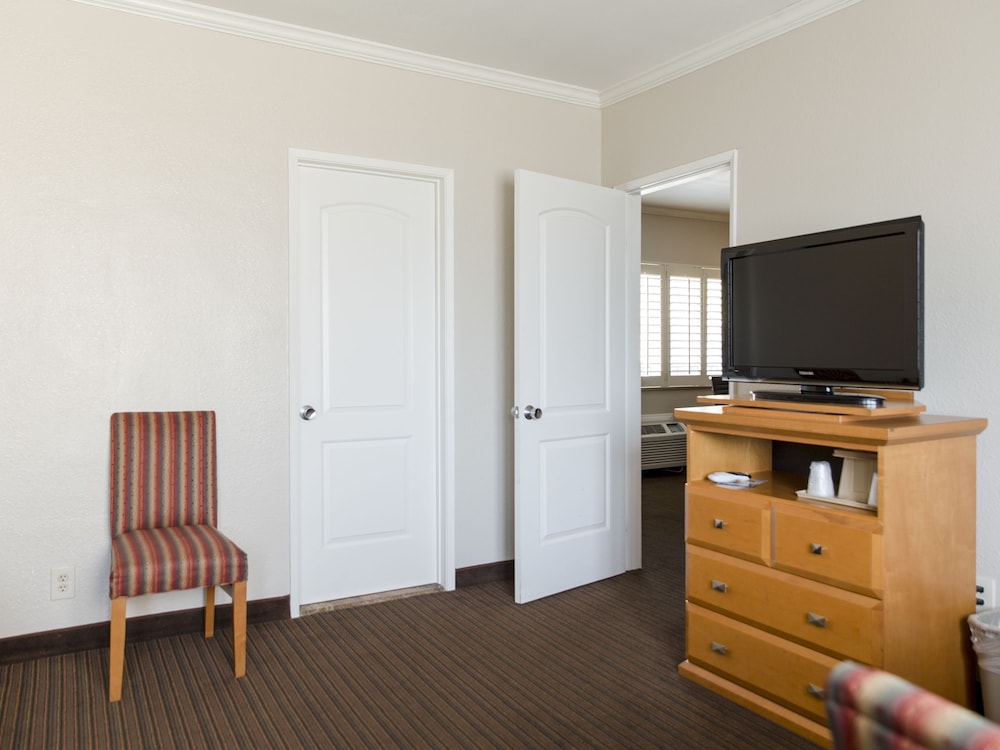 Anaheim Islander Inn And Suites 41/58