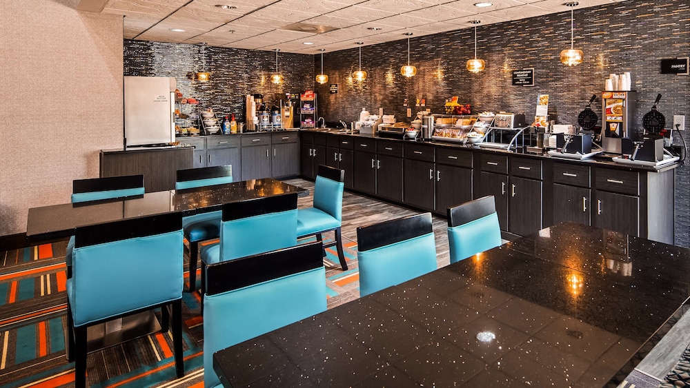 Best Western Bradbury Inn & Suites 21/26