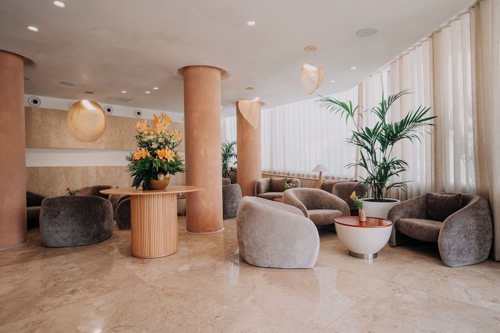Reef Hotel & Spa 71/87