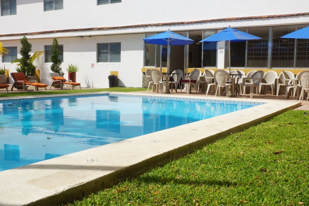 Las Dalias Inn 53/60