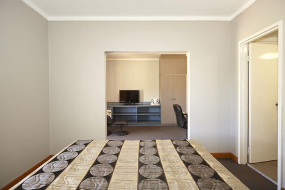 SEASONS HOTEL NEWMAN 17/44