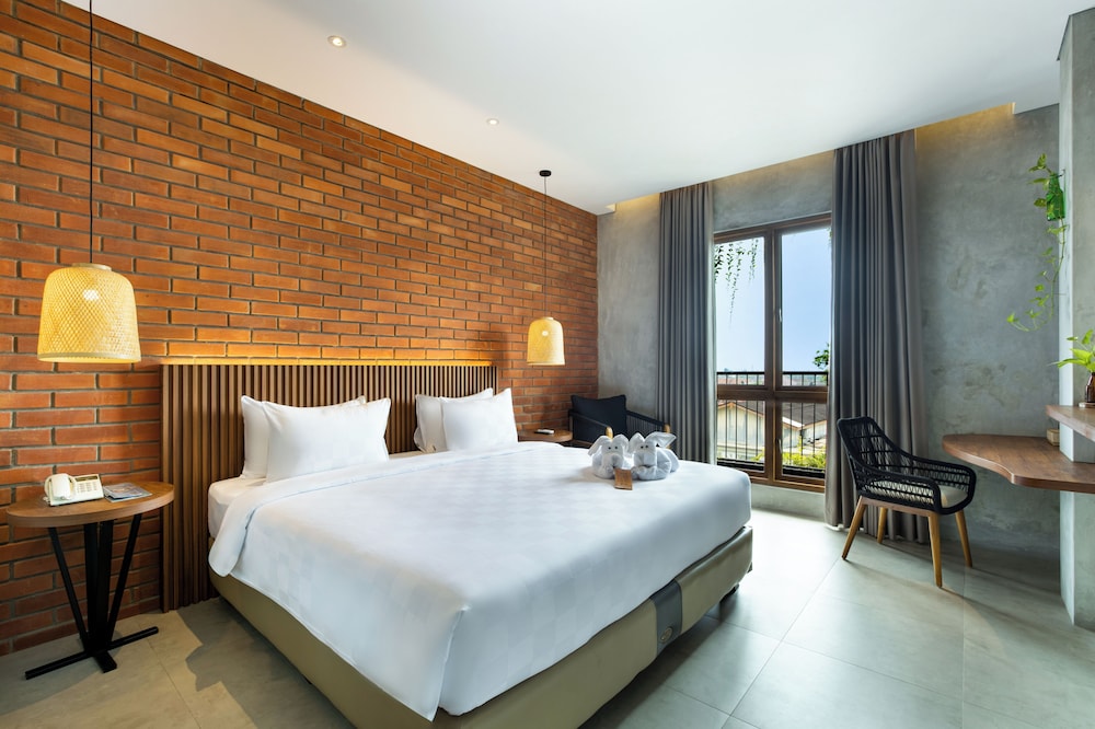 MINT, DELUXE, KING BED