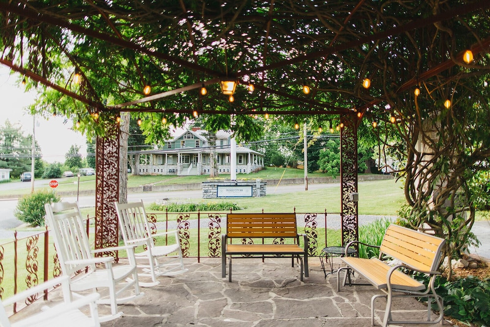 The Stonewall Jackson Inn 49/50