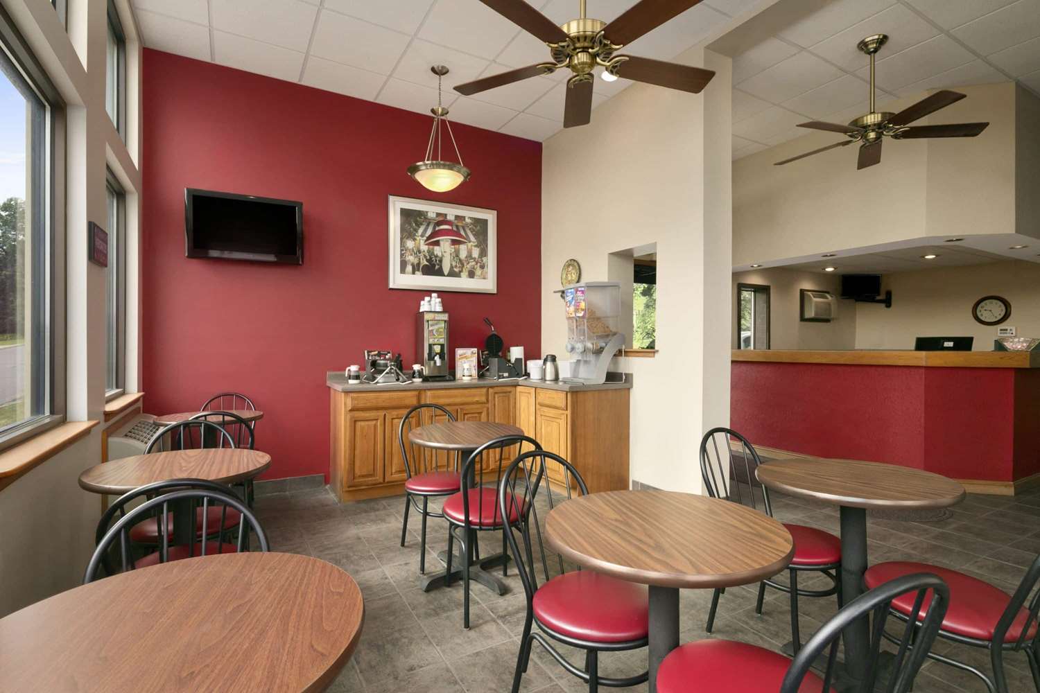 Super 8 by Wyndham Winona MN 20/32