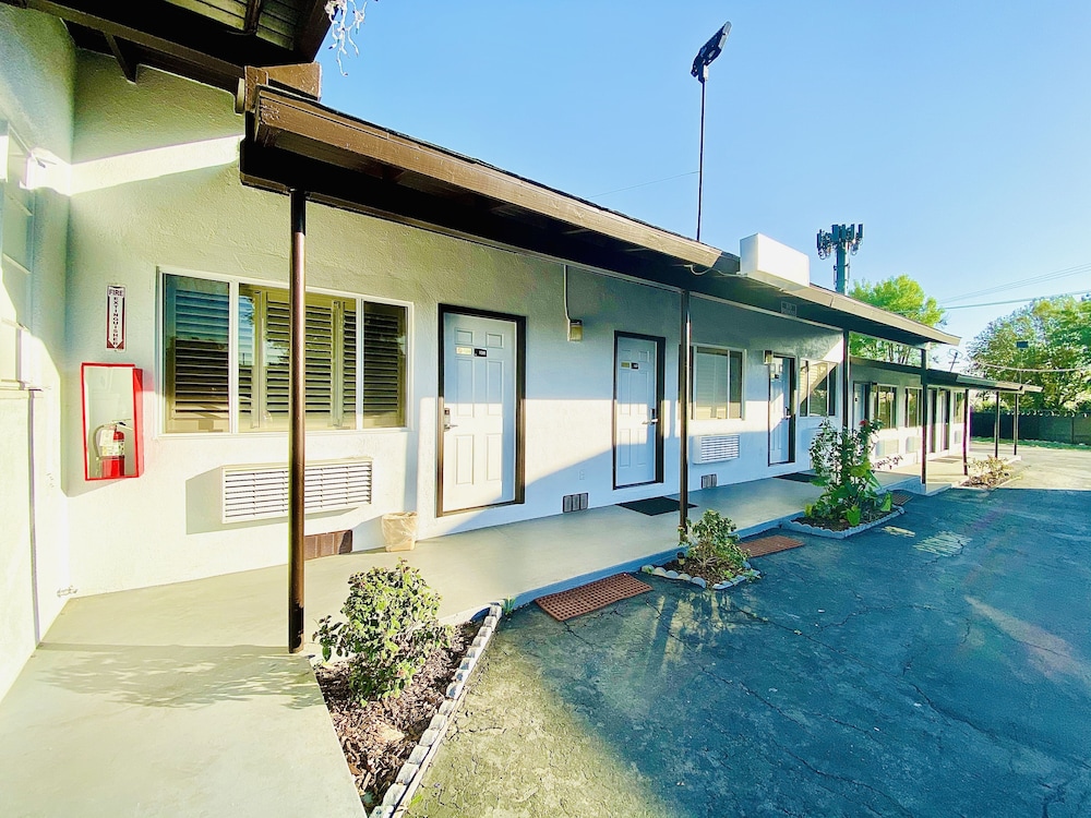 Casa Blanca Inn & Suites 2/67