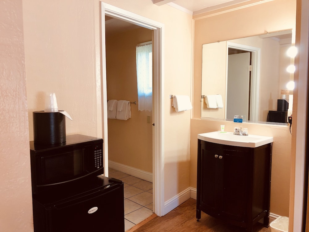 Carmel Resort Inn 57/72