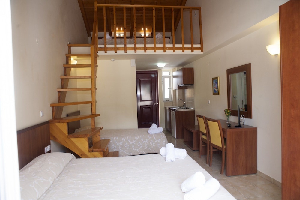 Duplex, 1 Double and 3 Single Beds