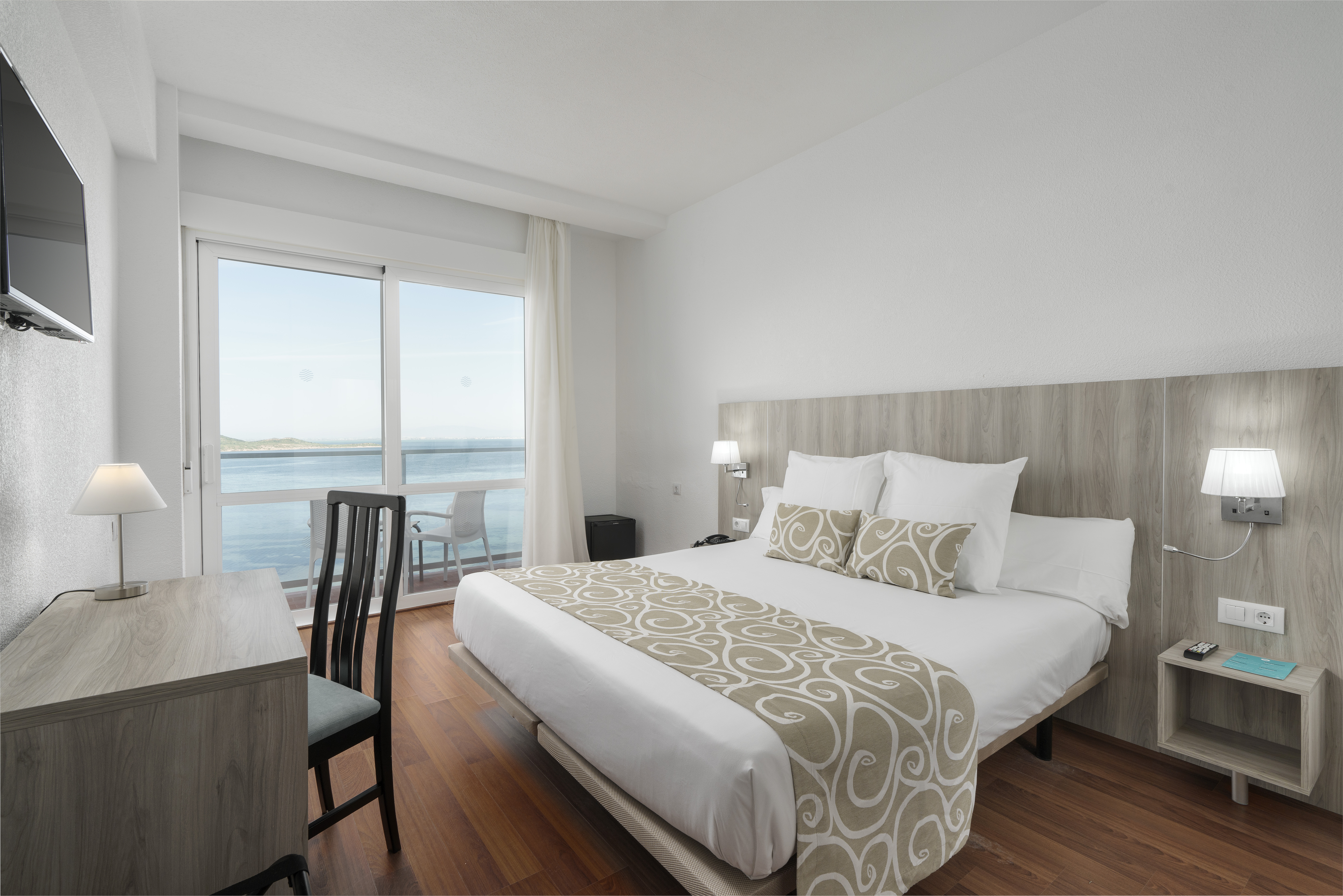 Manor, Superior, Sea Front