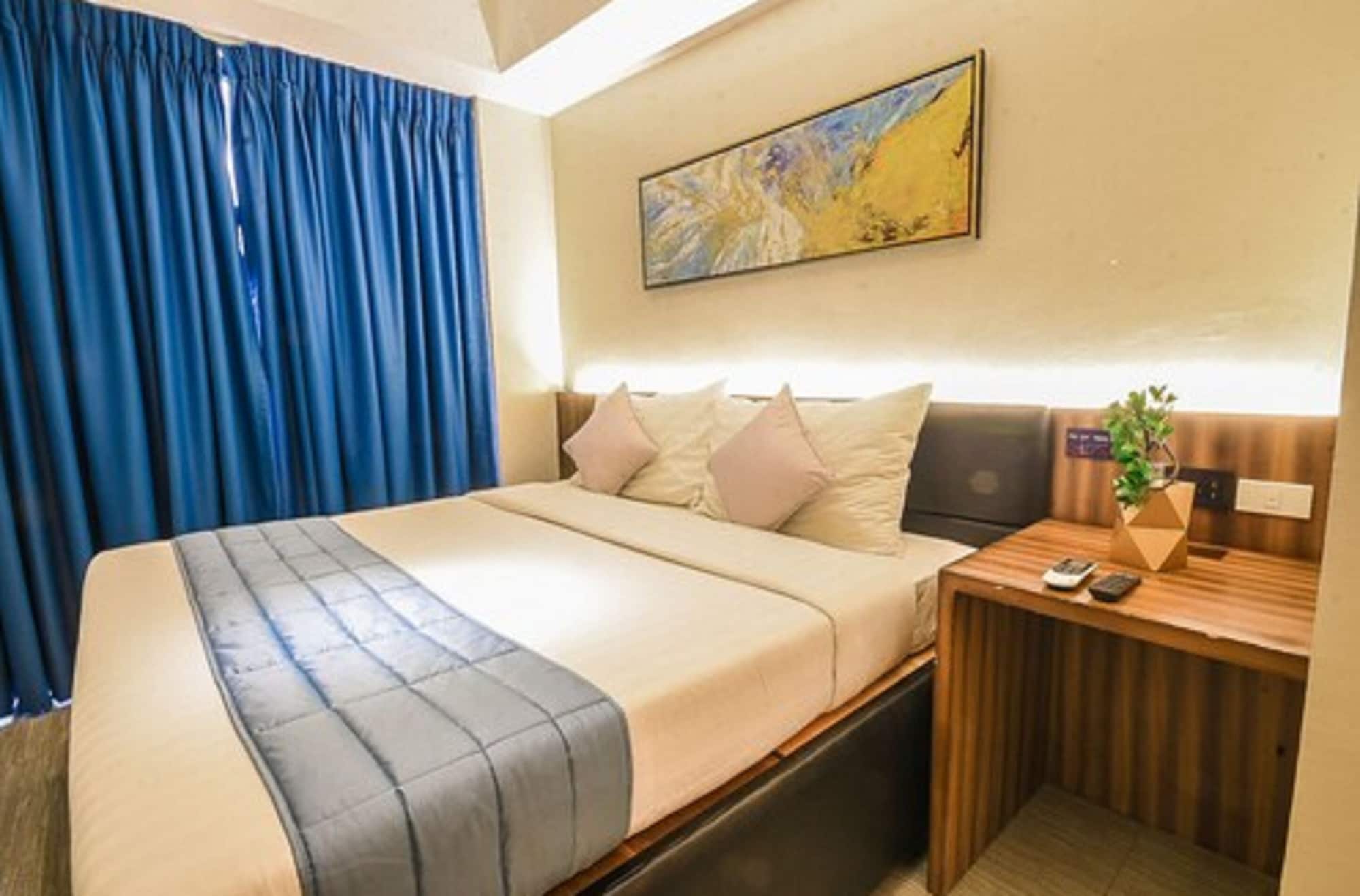Superior, Queen Bed, Pacific Skyloft Hotel 2/7