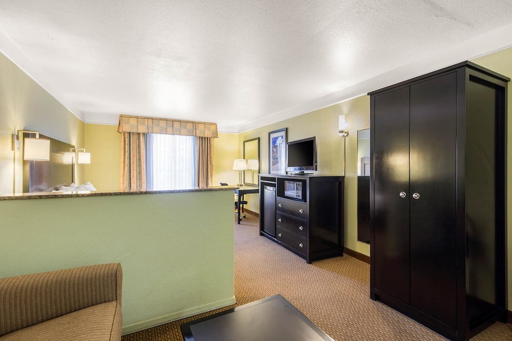 Quality Inn and Suites Gallup I-40 Exit 20 9/32