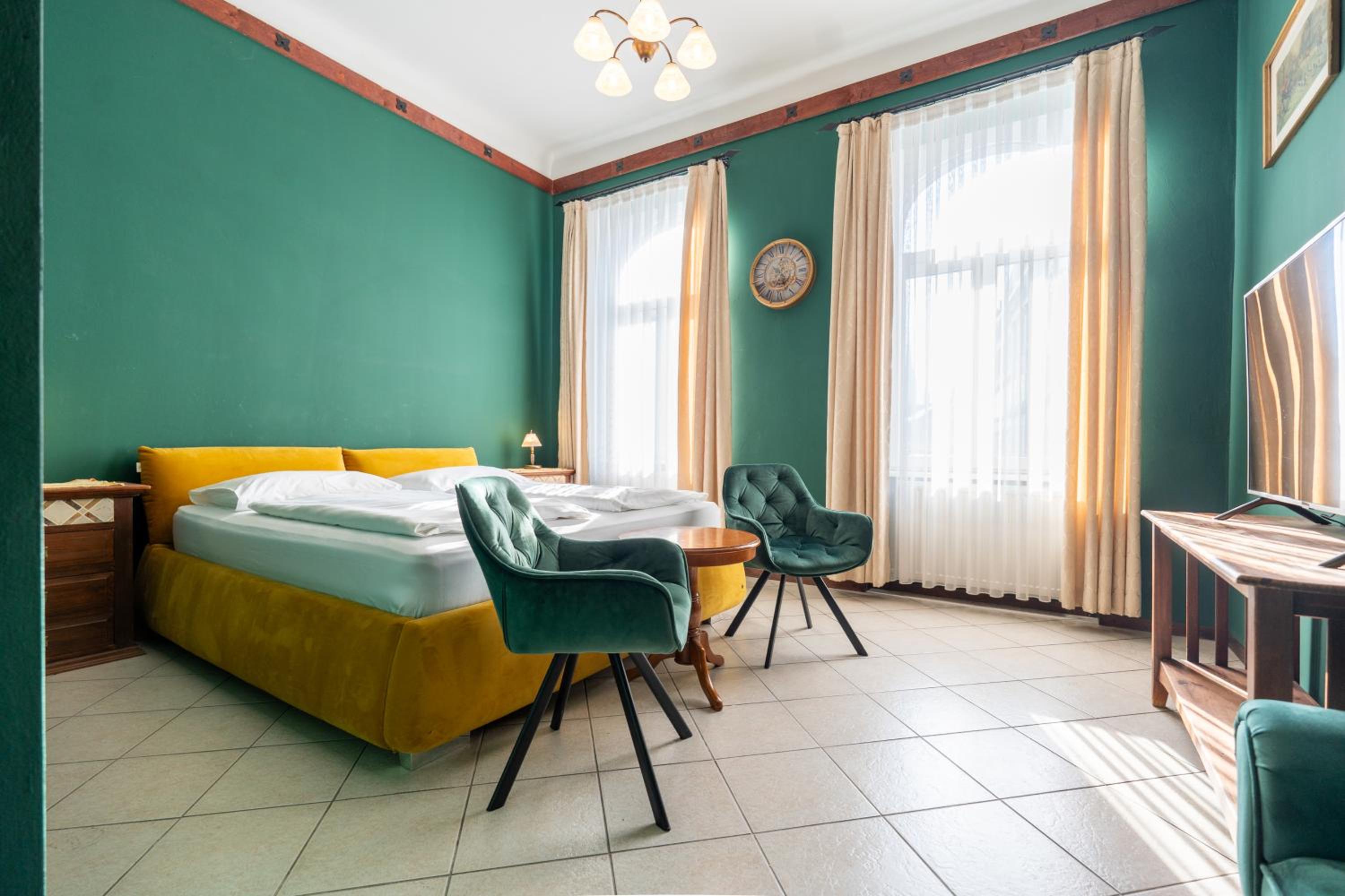Theme، Hotel Urania 2/4