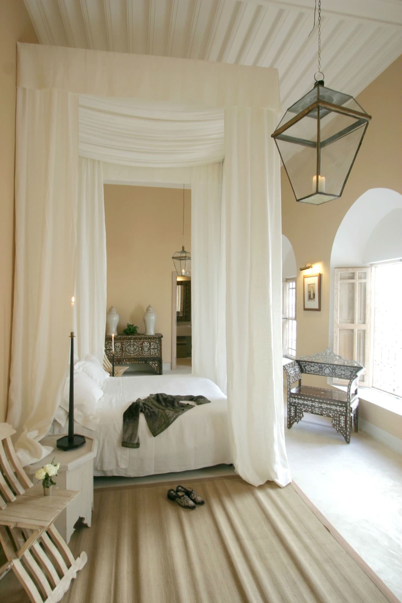 DELUXE, KING BED
