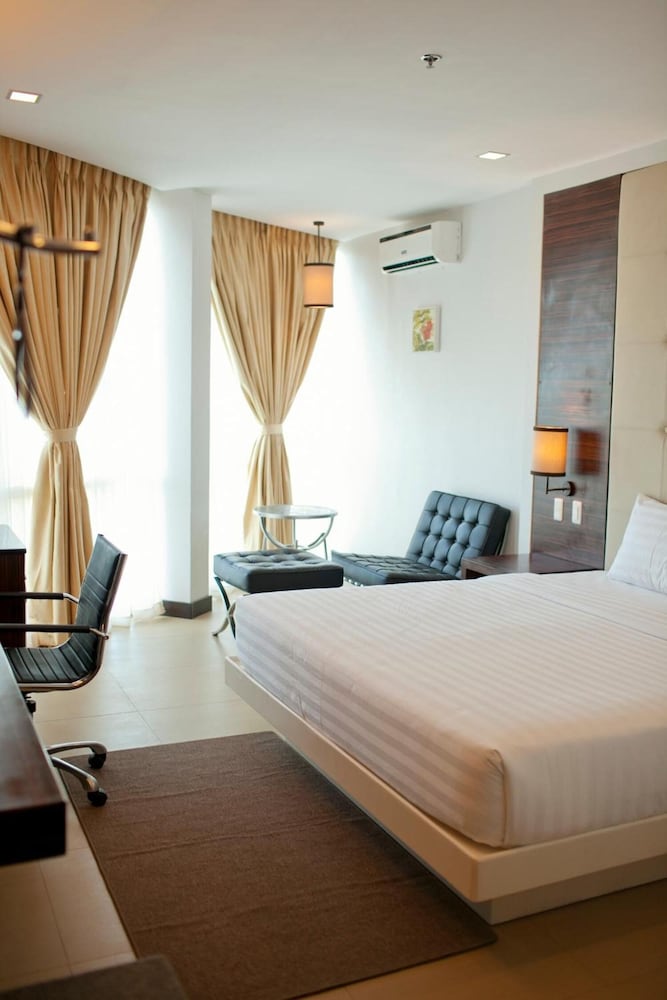 D Hotel And Suites 8/50