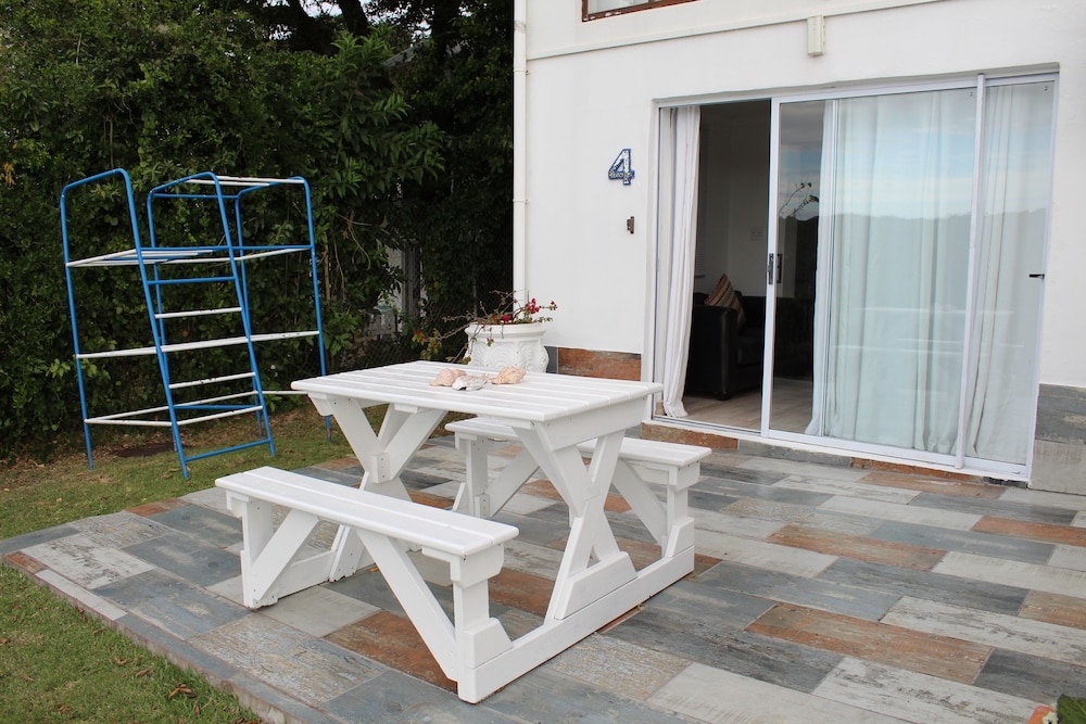 Blue's Guest House 30/33