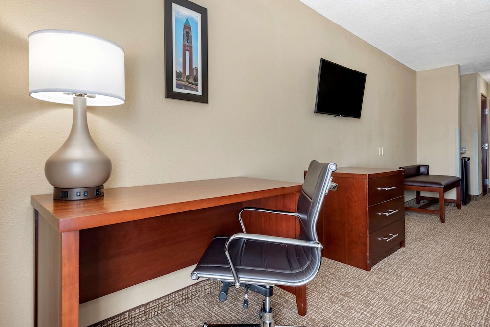 Comfort Inn & Suites Muncie Near University 8/24