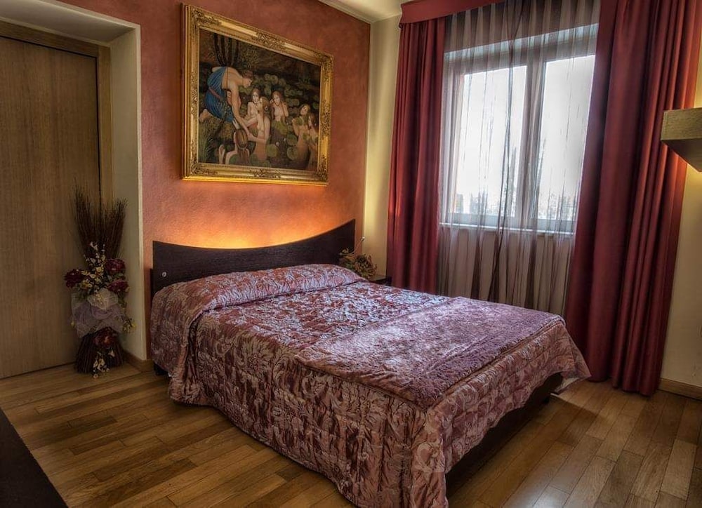 La Grotta Hotel 12/28