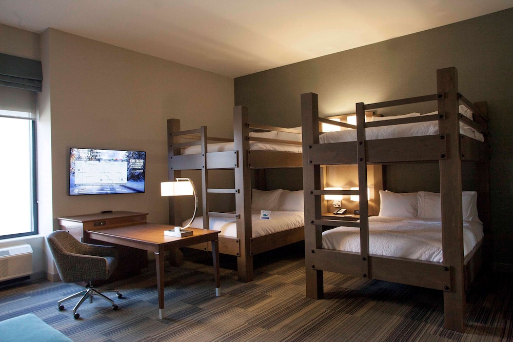 Hampton Inn Suites St Paul Downtown 38/70