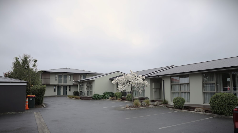 Tower Junction Motor Lodge 6/61