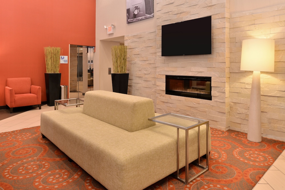 Holiday Inn Express And Suites Indianapolis W Airport Area 23/65
