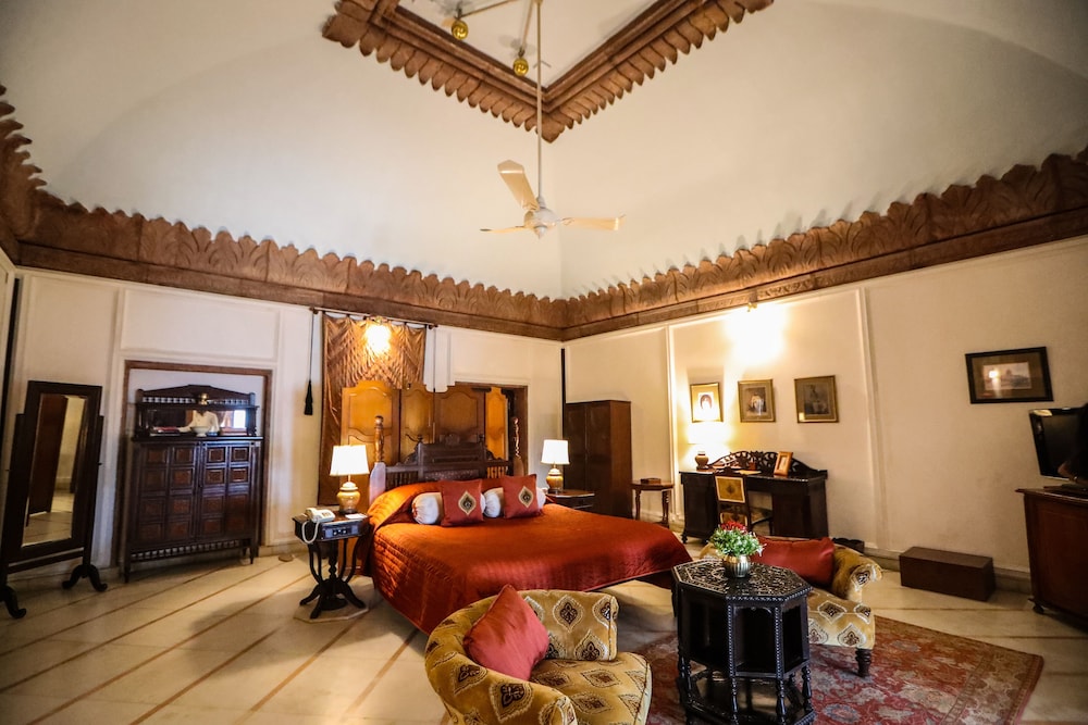 WelcomHeritage Bal Samand Lake Palace 6/47