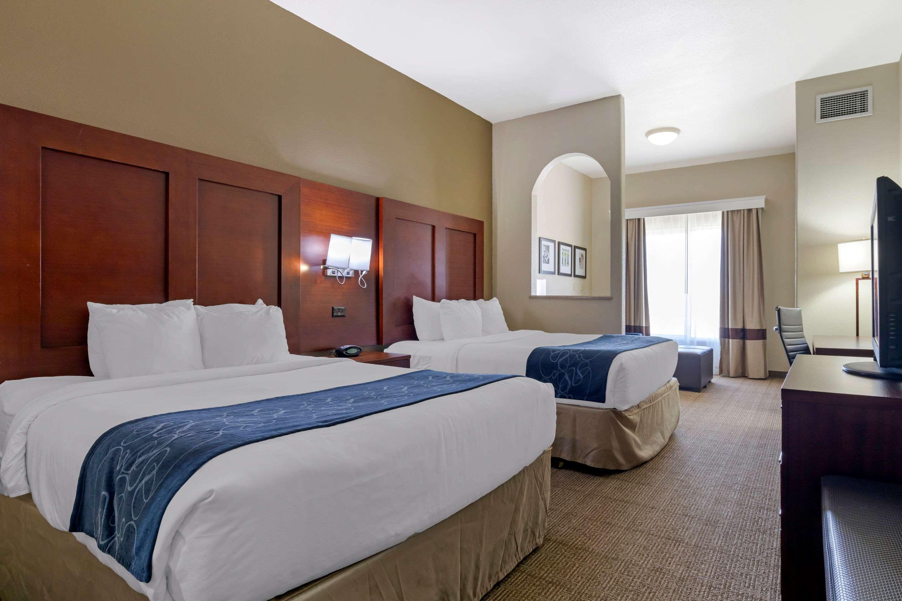 جناح بسريرين كوين لذوي الإعاقة، Comfort Suites Gainesville, TX 2/3