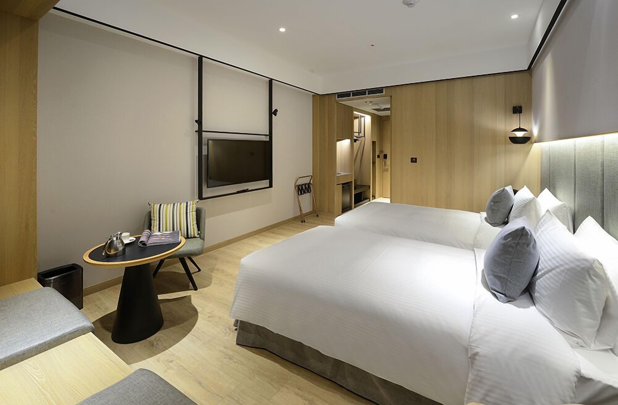 DELUXE, TWIN BEDS, MUSEUM VIEW