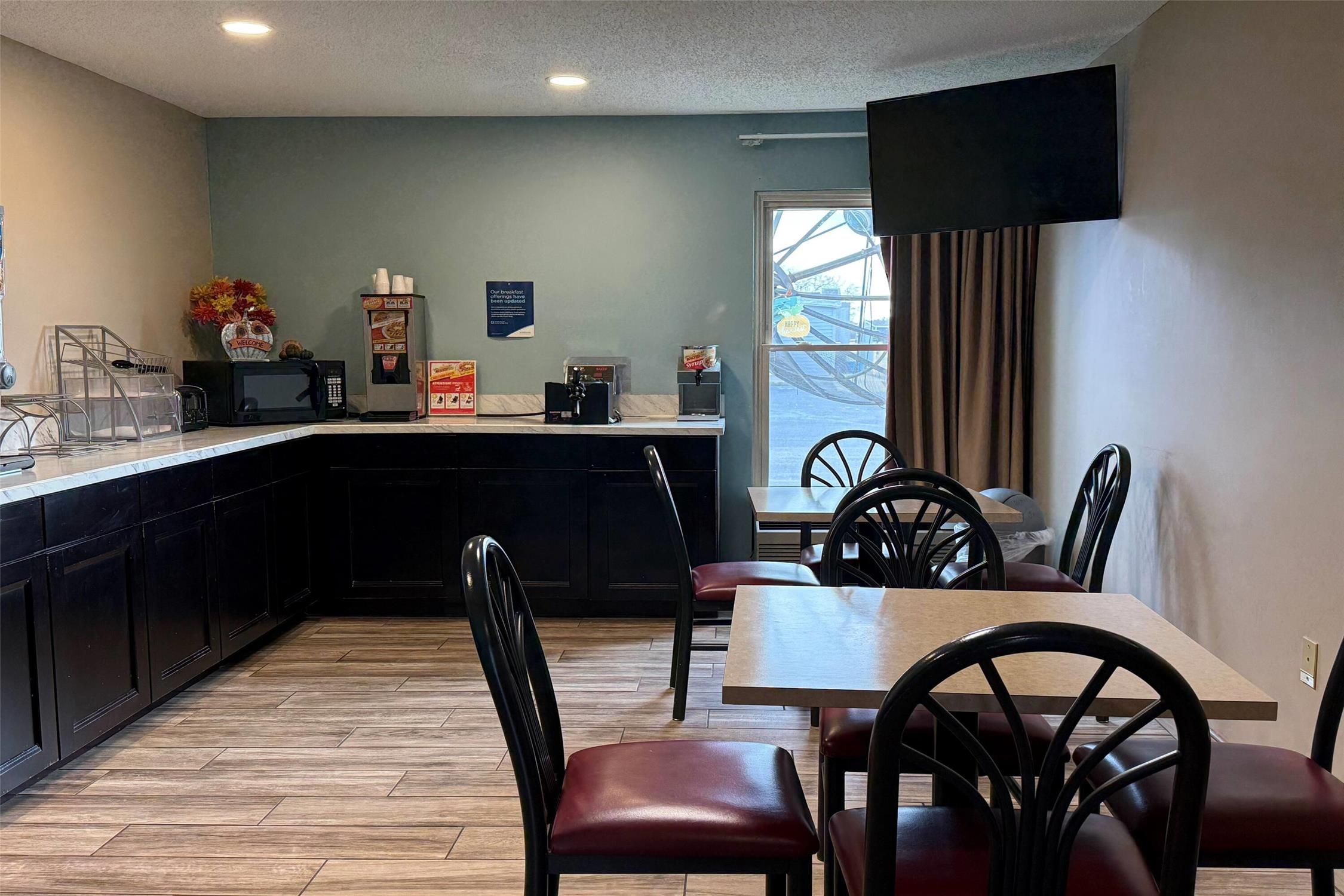 Super 8 by Wyndham Evansville North 8/12