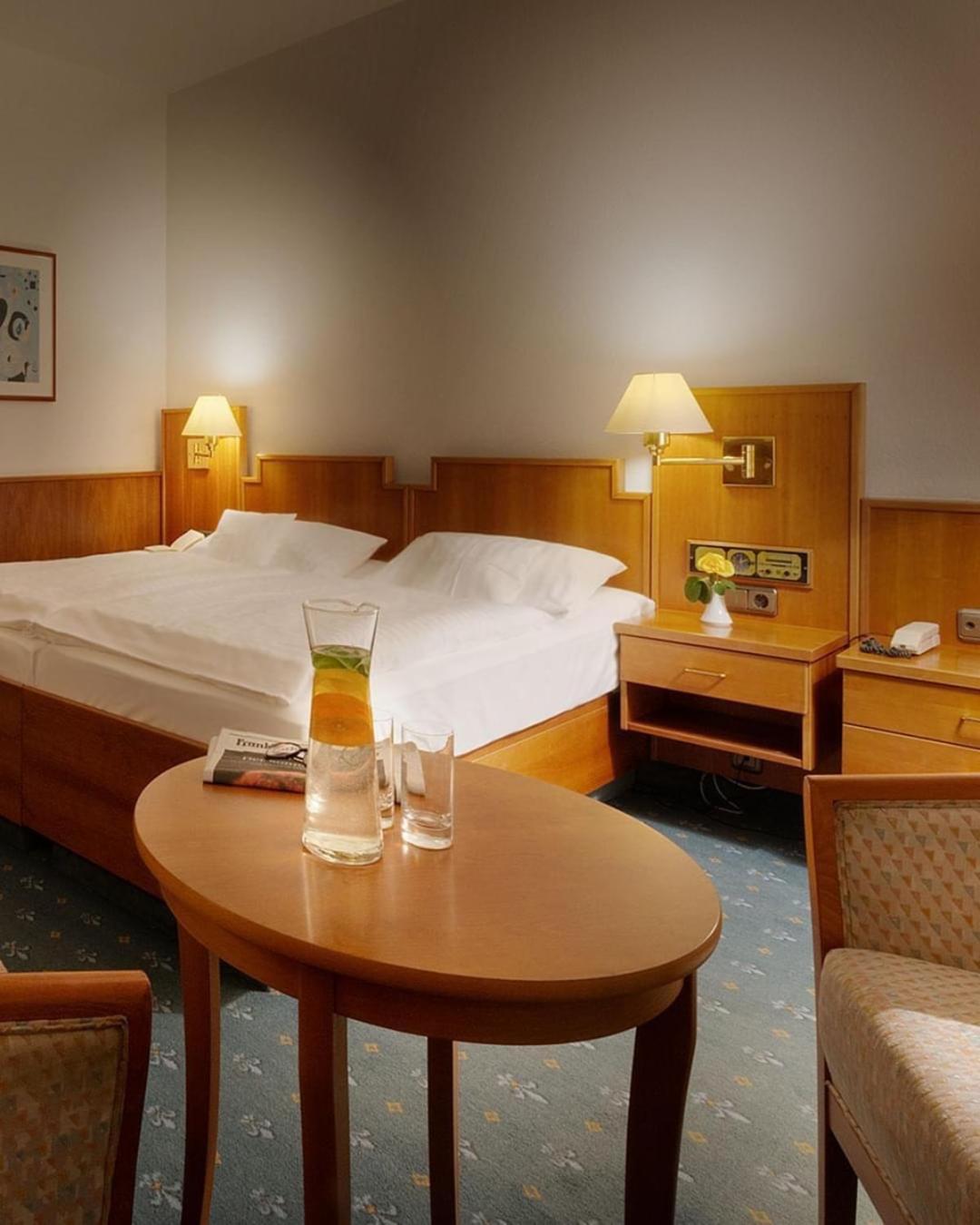 Hotel Pension De Lux 11/19